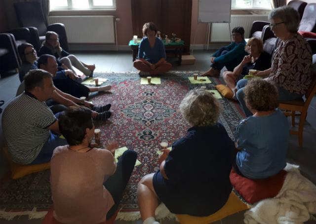 Samen de Godly Play bijeenkomst afsluiten © Kathleen Hoebregts