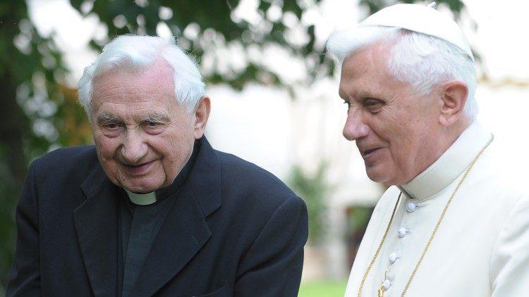 De emeritus paus Benedictus XVI met zijn oudere broer Georg Ratzinger © Vatican Media De emeritus paus Benedictus XVI met zijn oudere broer Georg Ratzinger © Vatican Media