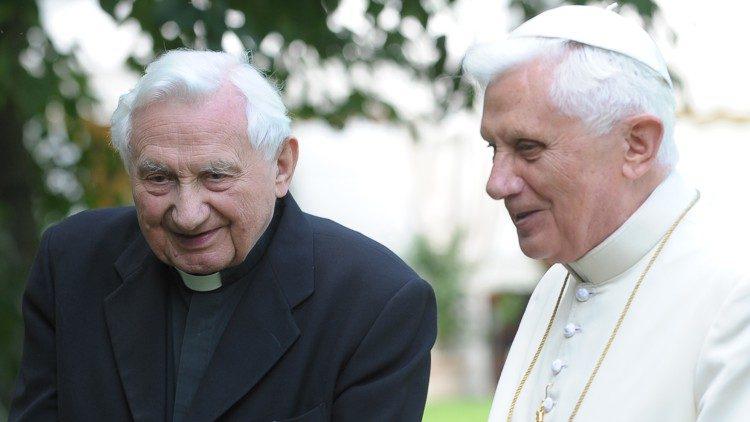 De emeritus paus Benedictus XVI met zijn oudere broer Georg Ratzinger © Vatican Media