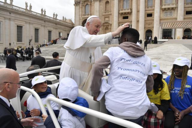 De paus geeft vluchtelingen een lift op het Sint-Pietersplein © Vatican Media De paus geeft vluchtelingen een lift op het Sint-Pietersplein © Vatican Media