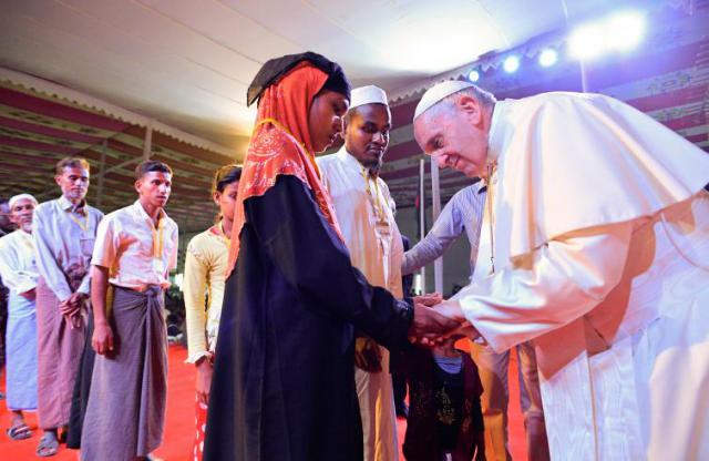 Paus Franciscus ontmoet rohingyavluchtelingen in Bangladesh © SIR/OSR