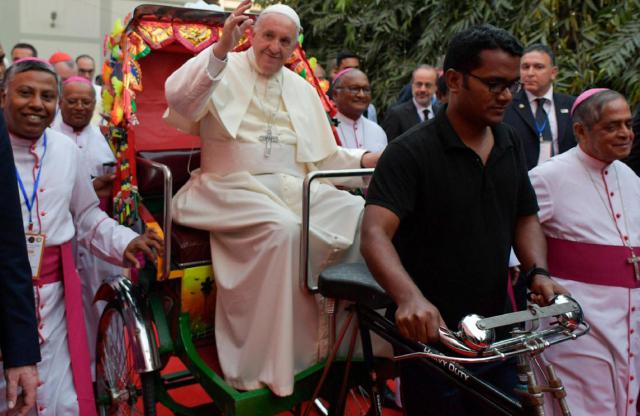 Paus Franciscus tijdens zijn bezoek in Bangladesh © SIR/OSR