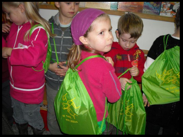 In het rugzakje verzamelen de kinderen impulsen rond de thema's op weg naar de eerste communie. © bisdom Brugge