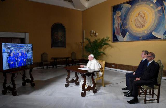 Paus Franciscus tijdens een eerder gesprek via sateliet met de ISS-astronauten © SIR