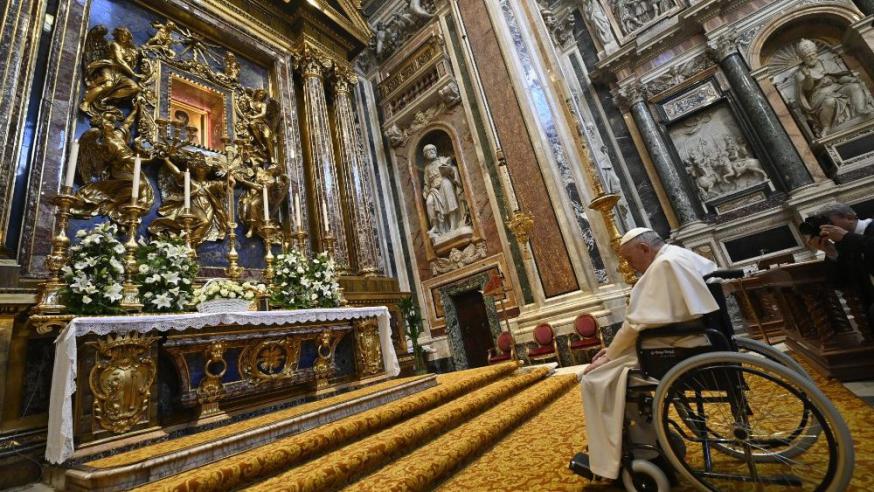 Paus Franciscus in gebed en in zijn rolstoel © Vatican Media