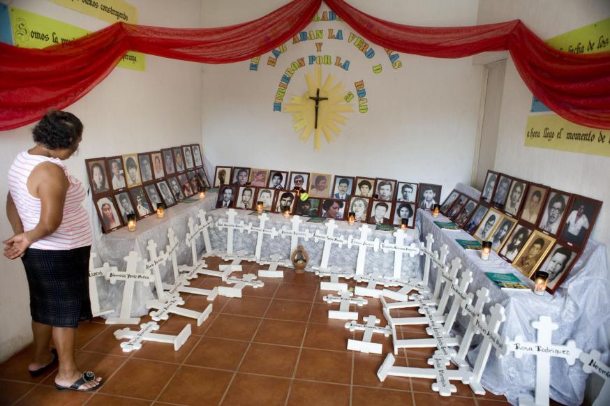 Terwijl nabestaanden hopen om ooit gerechtigheid te zien gebeuren voor hun beulen, rouwen ze bij hun geliefde doden, hier op een herdenkingsplek in Santa Lucia Cotzumalguapa. © Piet den Blanken