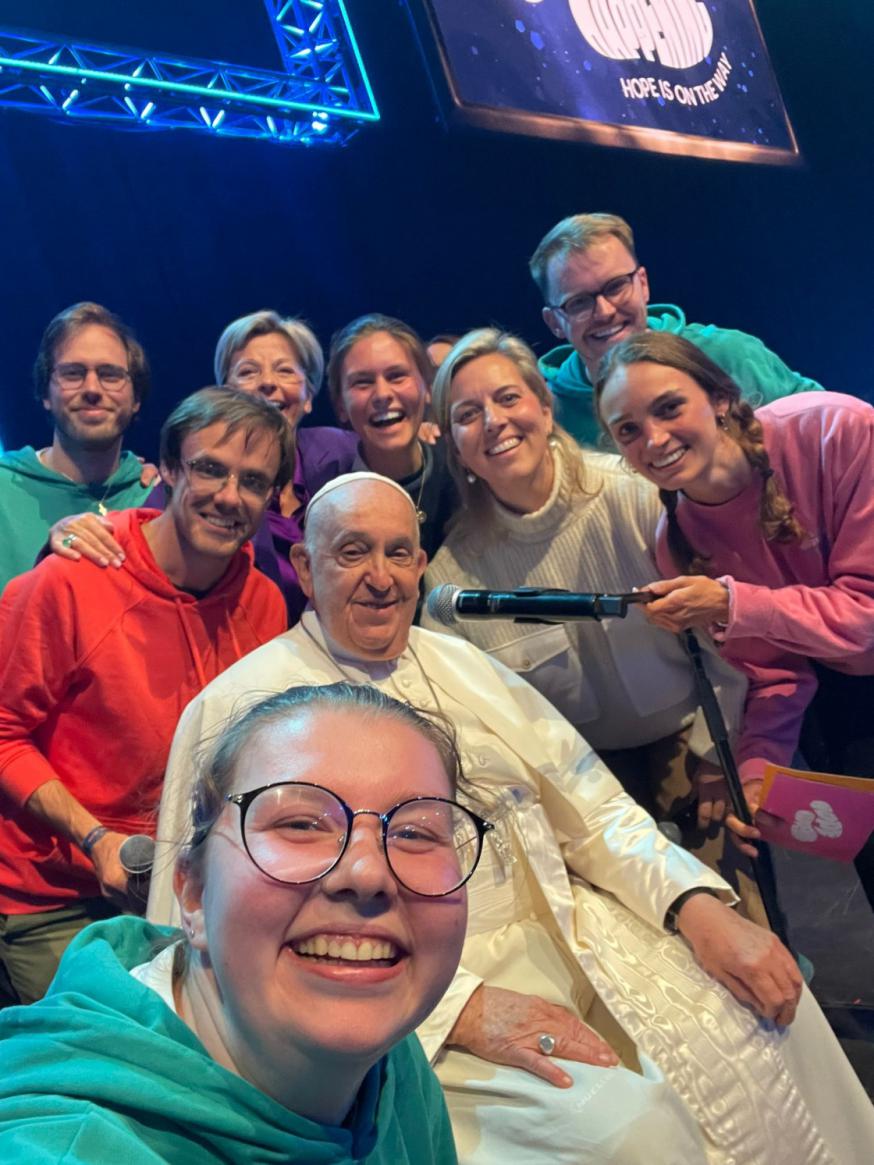 Een groep jongeren neemt een selfie met paus Franciscus op het jeugdfestival ‘Hope Happening’ in Brussel © Kamino