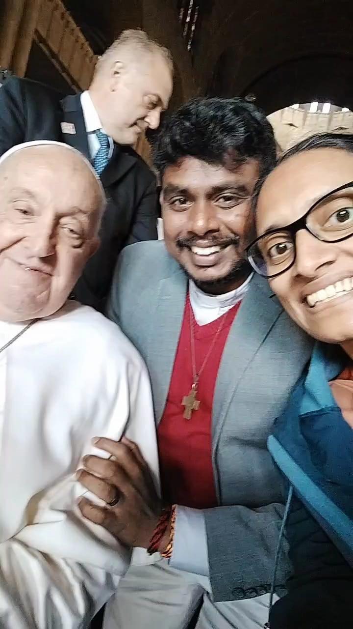 Selfie van Zr. Anitha met paus Franciscus en pater Tuli © Zr. Anitha Kondaveeti