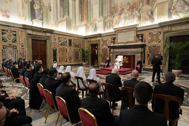 De paus ontving de studenten en docenten van het Pauselijk Lombardisch Seminarie  in Rome © Vatican Media