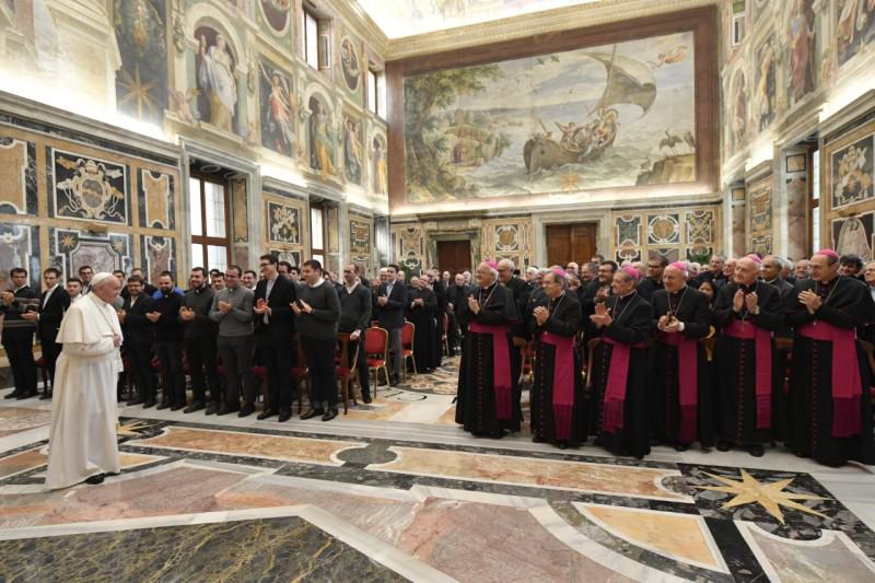 Seminaristen uit Bologna bij paus Franciscus © Vatican Media