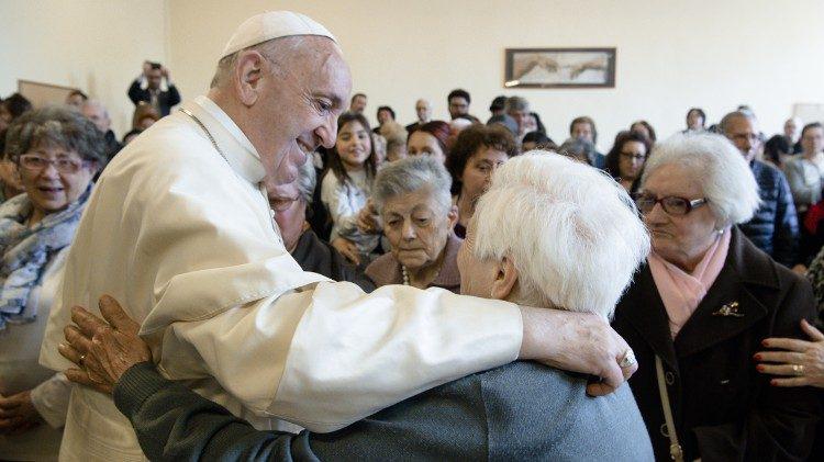 Paus Franciscus ontmoet senioren © Vatican Media