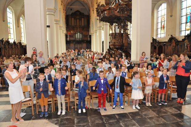 Sfeerfoto Eerste Communie in de Sint-Laurentiuskerk op zondag 21 mei 2017 van volgende scholen: Onze-Lieve-Vrouwcollege, Klimop, Bengel, Madelief, Rozen, Springplank. 