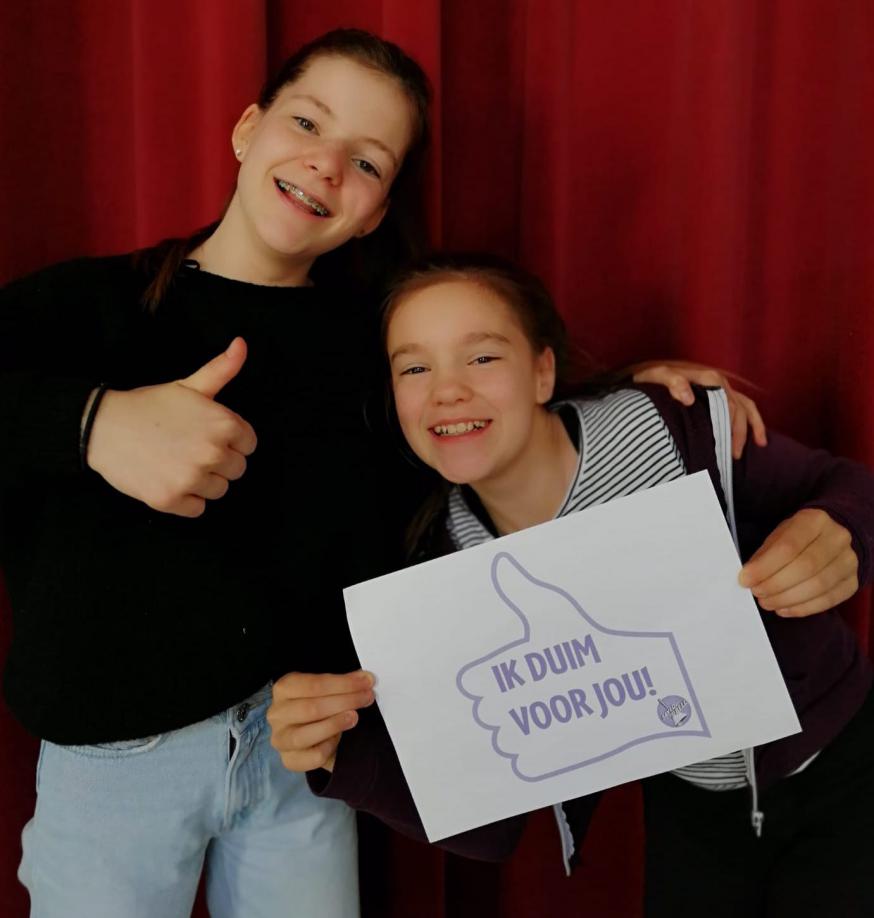 Nore en Bente duimen voor hun leerkrachten en goed onderwijs voor iedereen © Studio Globo Nore en Bente duimen voor hun leerkrachten en goed onderwijs voor iedereen © Studio Globo