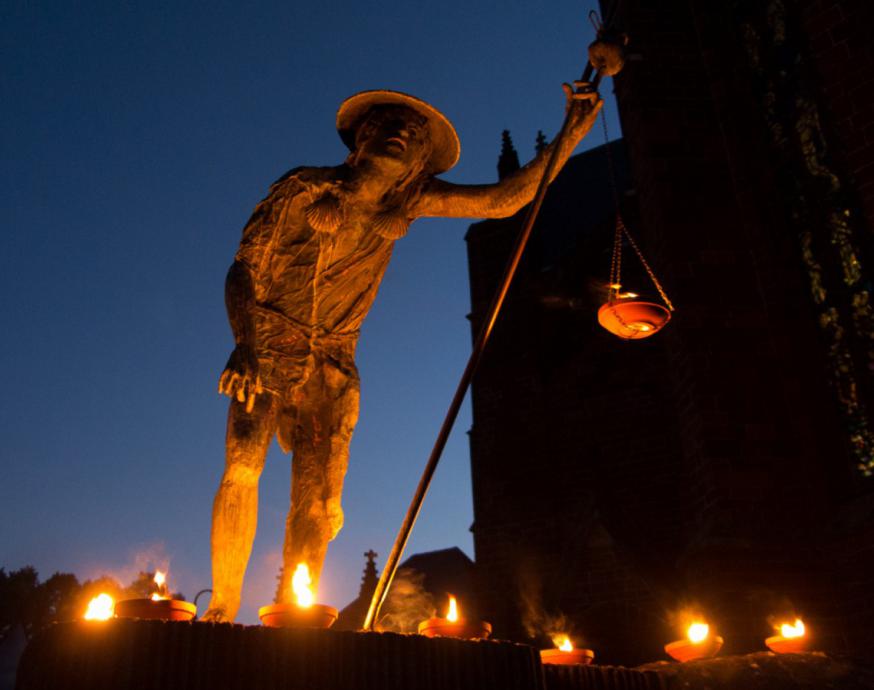 Het Sint-Rocusbeeldje in Aarschot, feeëriek verlicht op de vooravond van zijn feestdag, die valt op 16 augustus. © Dienst Cultuur Aarschot
