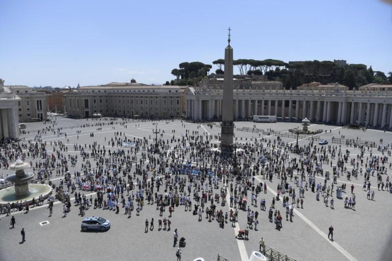 Slechts een honderdtal gelovigen mochten het Angelusgebed bijwonen © Vatican Media Slechts een honderdtal gelovigen mochten het Angelusgebed bijwonen © Vatican Media