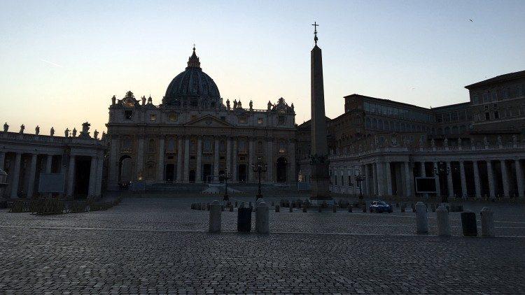 Het Sint-Pietersplein In Rome bij valavond © Vatican Media