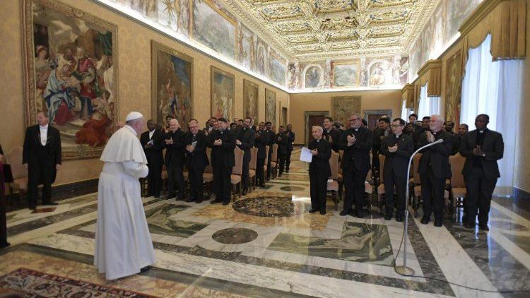 Paus Franciscus spreekt de studenten en medewerkers van het Gesucollege toe. © Vatican Media