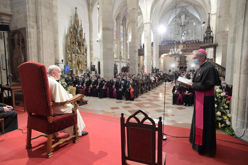 Ontmoeting met de bisschoppen en geestelijken in de Sint-Martenkathedraal © Vatican Media