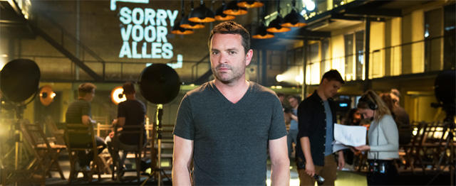 Spelleider Adriaan Van den Hoof op de set van 'Sorry voor alles'. Foto: © één