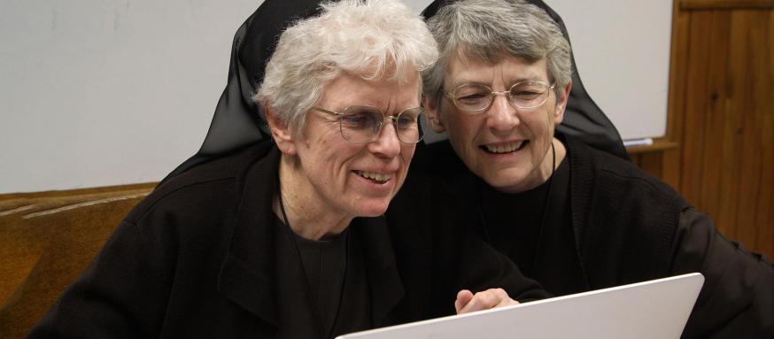 Zuster Judith Zoebelein (links) stond aan de wieg van de eerste website van het Vaticaan. © Judith Zoebelein Zuster Judith Zoebelein (links) stond aan de wieg van de eerste website van het Vaticaan. © Judith Zoebelein