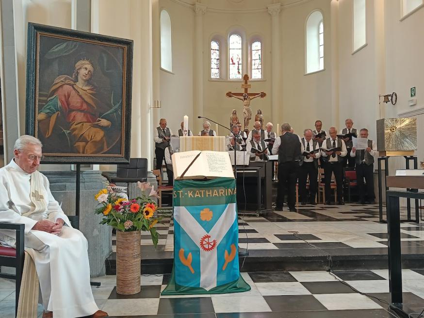Kermis vieren in een feestelijk versierde kerk © Greet Vanwijnsberghe