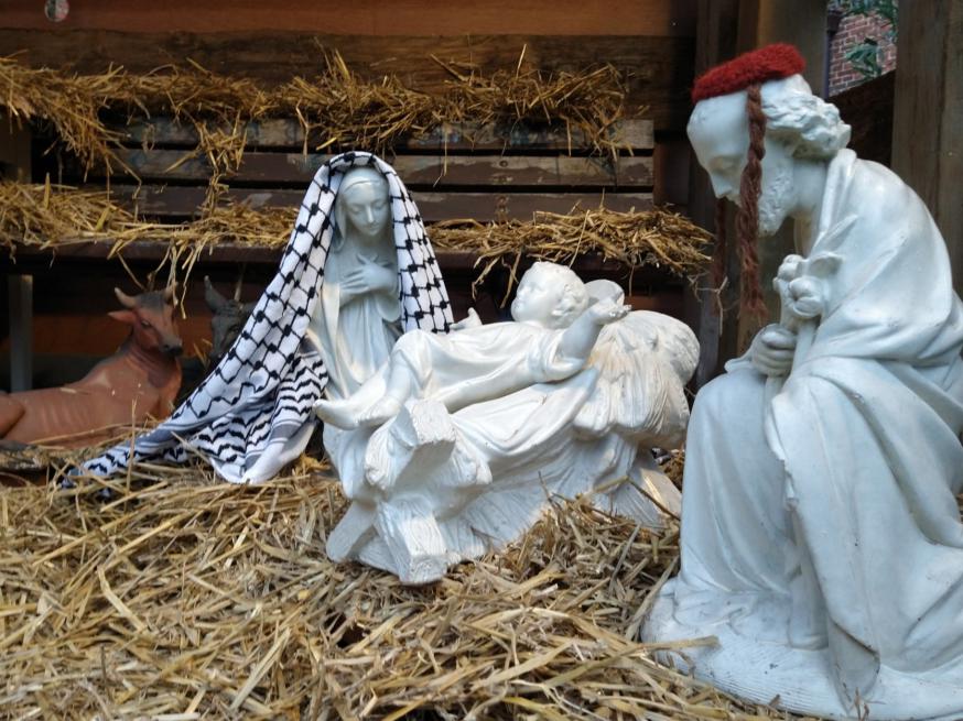 Knuffeldieren palmen Kerststal in © Pastorale zone Leuven aan de Dijle