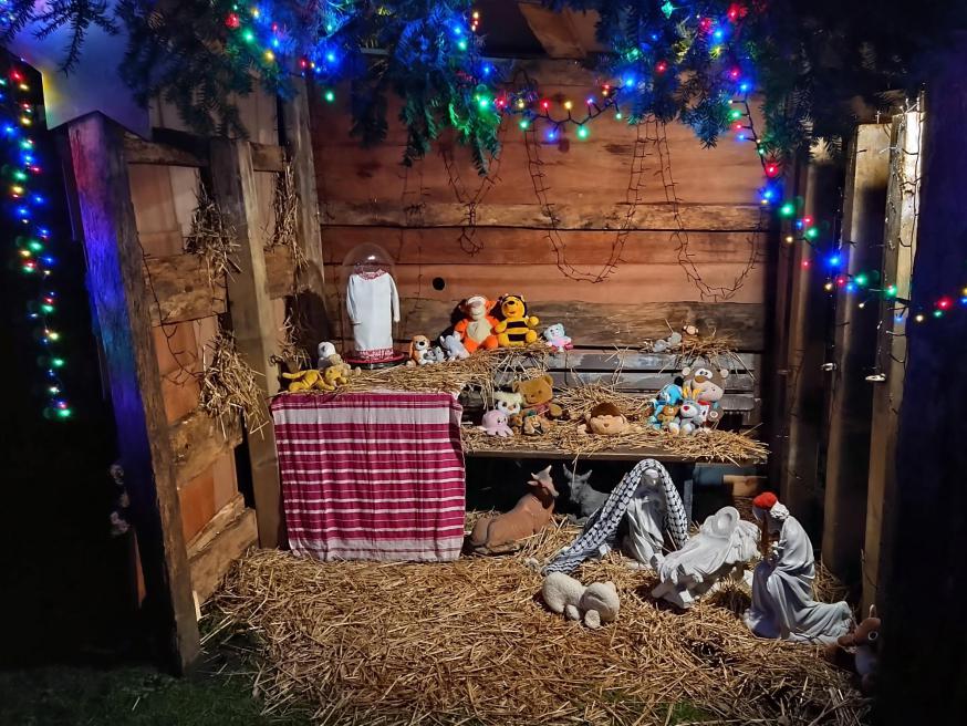 Knuffeldieren palmen Kerststal in © Pastorale zone Leuven aan de Dijle