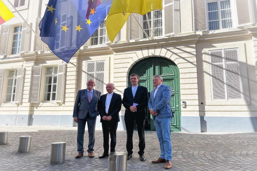 Aartsbisschop Luc Terlinden en kardinaal De Kesel bij het gerestaureerde aartsbisschoppelijk paleis © Stefan Dewickere/Provinciebestuur Antwerpen