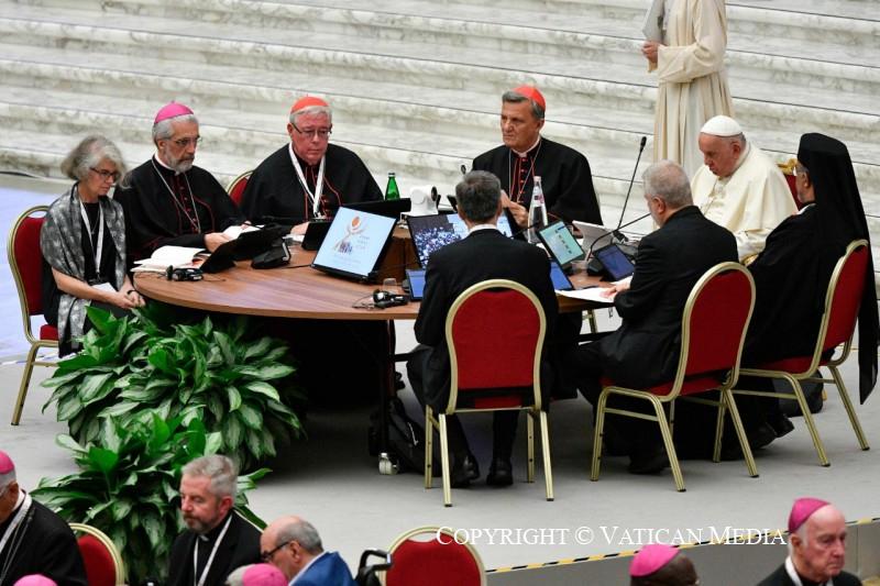 De werkgroep met paus Franciscus en kardinaal Hollerich © Vatican Media