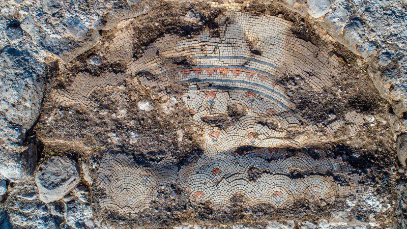 Fragment van de mozaïekvloer van de kerk uit de zesde eeuw © Alex Wiegmann, Israel Antiquities Authority