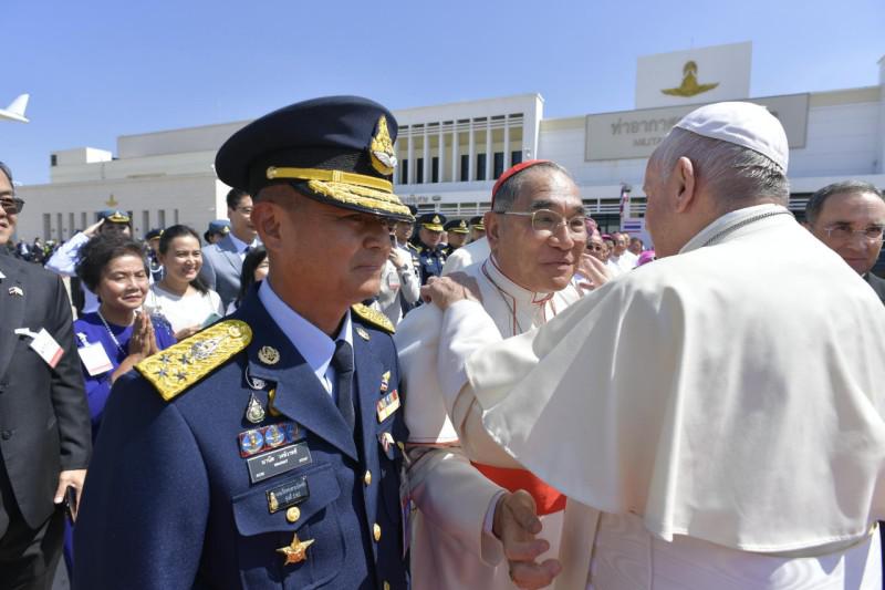 Officiële begroeting van paus Franciscus op de luchthaven van Bangkok © Vatican Media