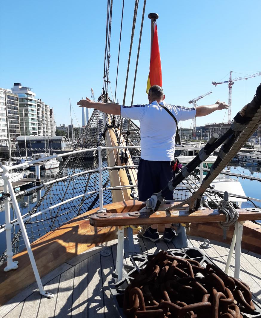 Erwin omarmt zijn Oostendetijd in Titanic-houding op de Mercator. © Katrien Cornette