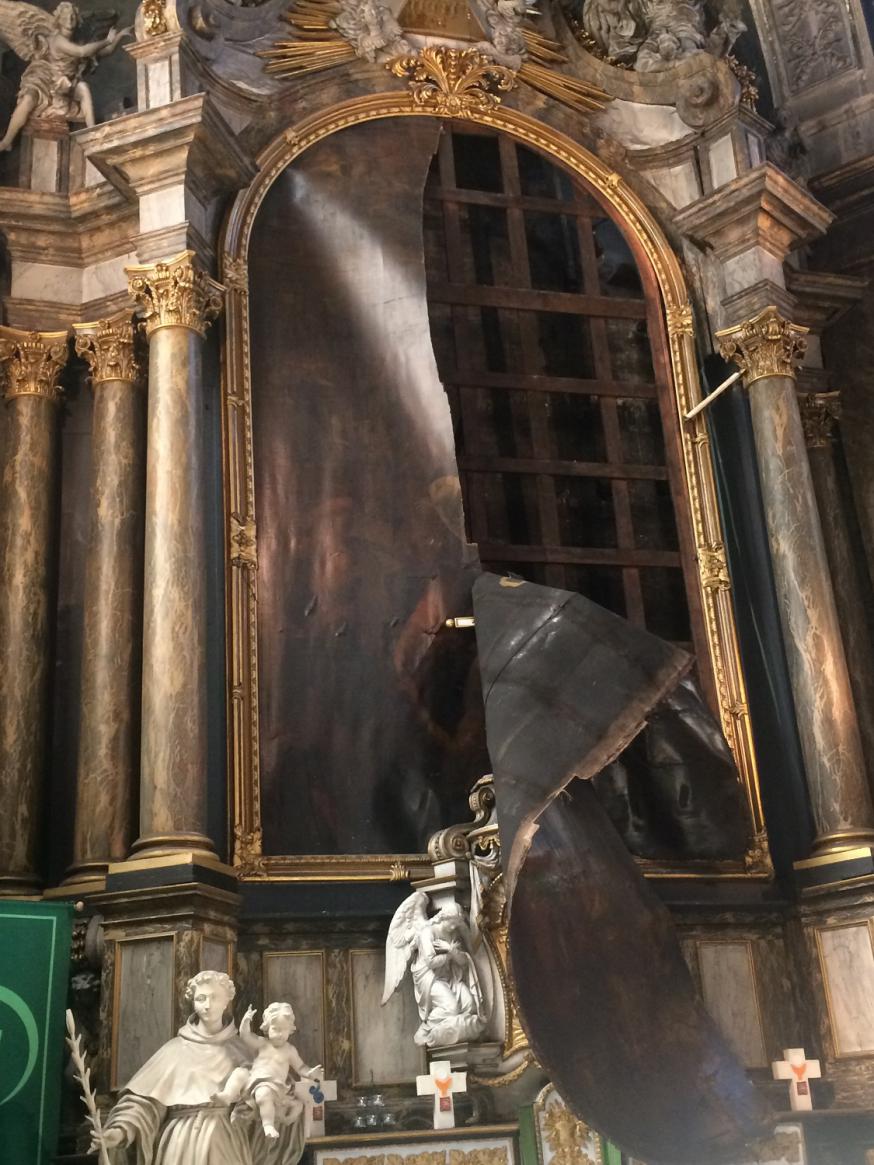 In juli 2018 bezweek het altaardoek van de Sint-Antonius en Sint-Catharinakerk in Luik het onder zijn eigen gewicht. Een dramatische gebeurtenis die de verwaarlozing van het doek dik in de verf zette. © Koning Boudewijn Stichting