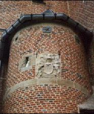 Traptorentje met wapenschild en datumsteen. 