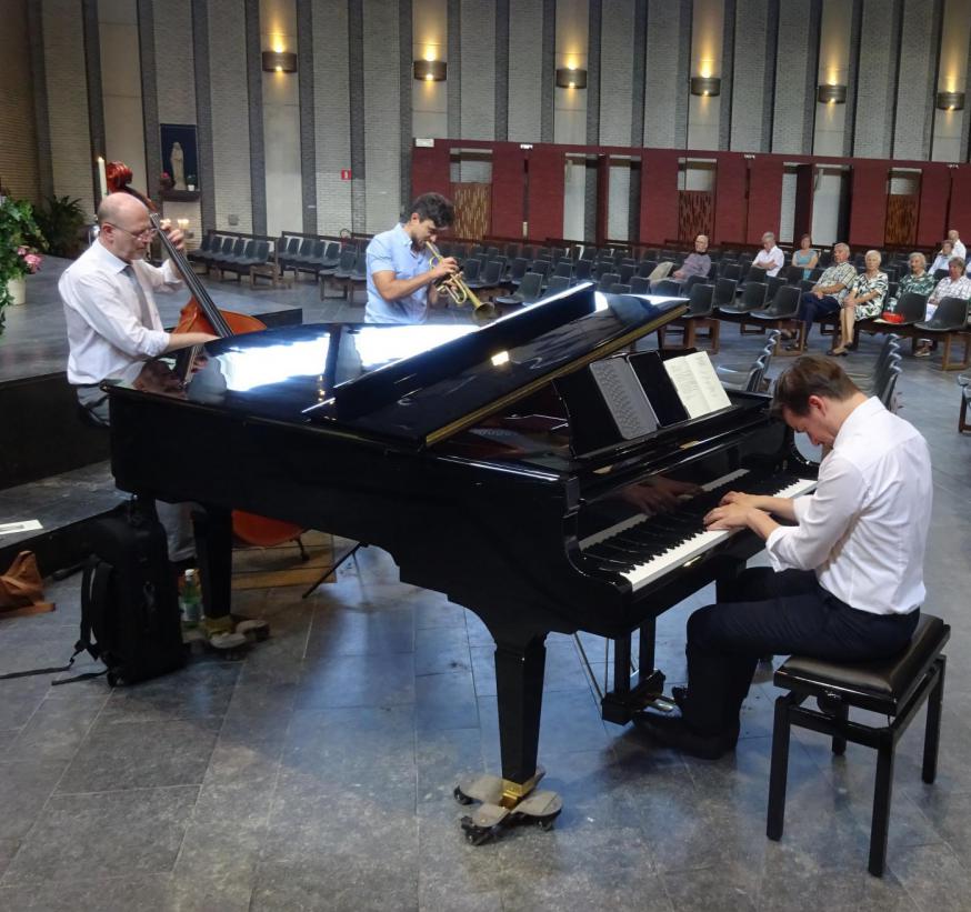 Ritmische en swingende jazz met het Trio Tripola tijden de concertmis van donderdag 15 augustus © Marjo Perry