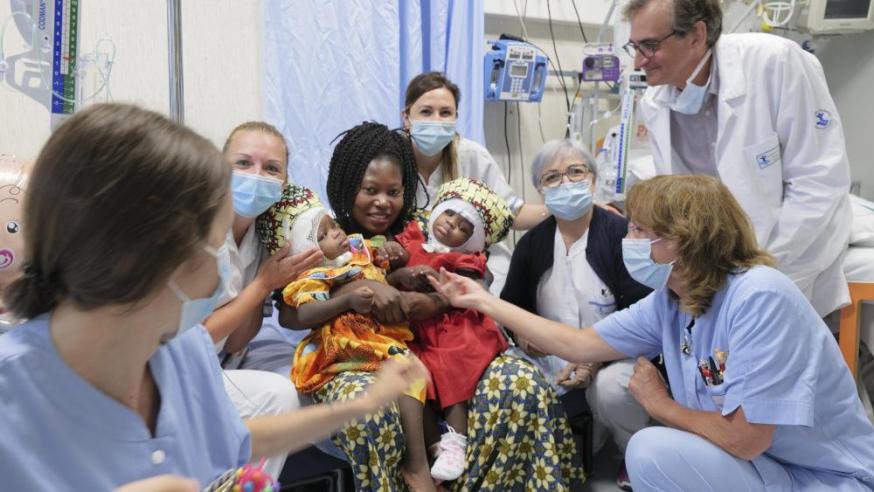 De mama met haar tweeling en verzorgend personeel van het Bambini Gesù-ziekenhuis © Vatican Media