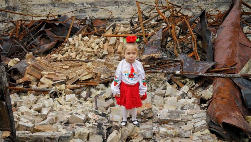 Een jong meisje voor het puin van haar school in de regio Kiev © UNICEF/Olena Hrom