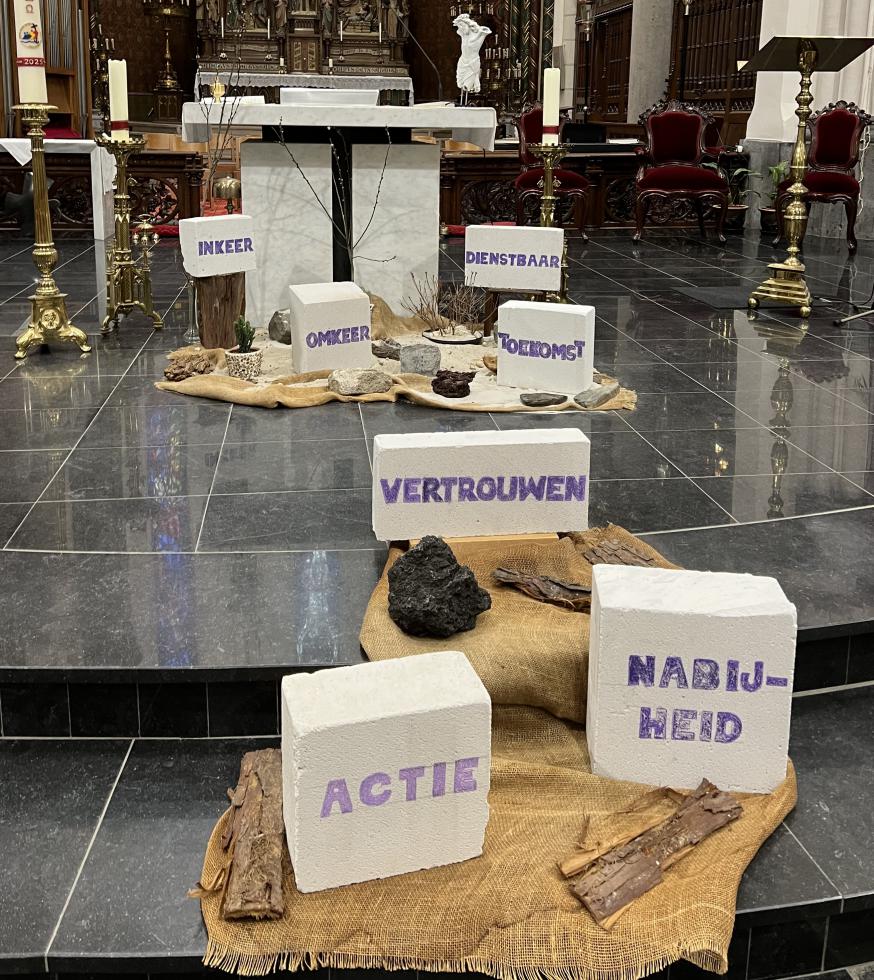 Voor het altaar in de St.-Egidiuskerk SGW liggen stenen met een boodschap voor de veertigdagentijd, op weg naar Pasen. 