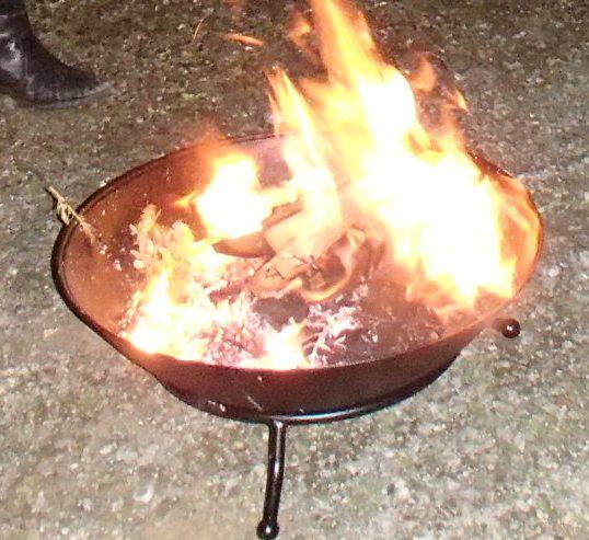 Verdorde palmtakken worden verbrand tot as. 