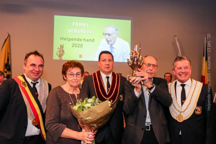 Frans Vervaeke en echtgenote met de trofee De Helpende Hand © Geert Vanhaverbeke