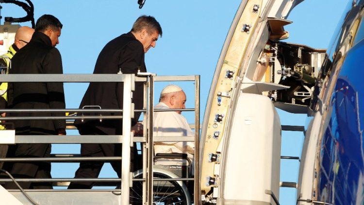 Paus Franciscus bij zijn vertrek vanmorgen vanaf de luchthaven in Rome © Vatican Media