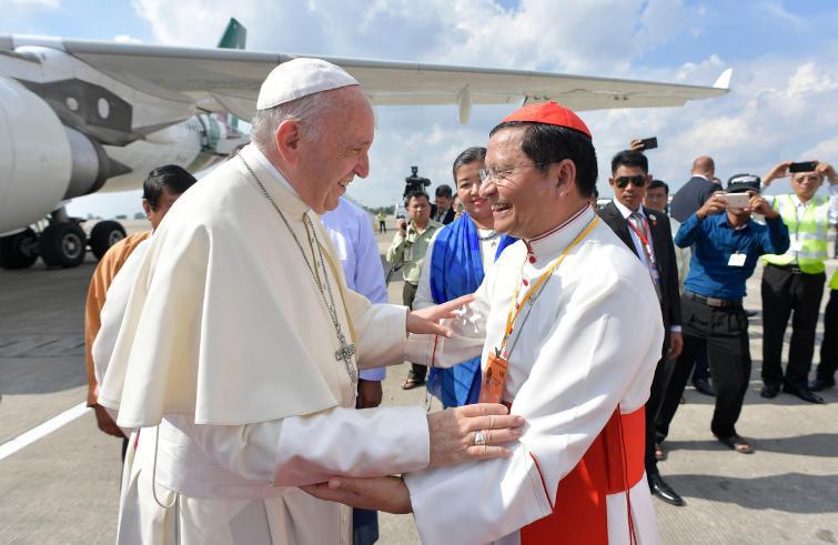 Franciscus met kardinaal Bo, bij het pausbezoek aan Myanmar © OSR/SIR