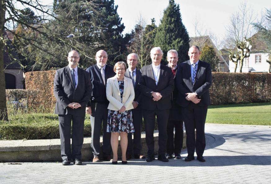 Vlnr: Vicaris-generaal E.H. Karel D'Huys, Kris Buckinx, Ria Thaens, Francis Loyens, mgr. Patrick Hoogmartens, E.H. Bart Coenegrachts en Etienne Sourbron. © Bisdom Hasselt