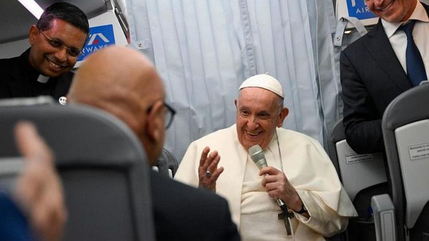 Paus Franciscus tijdens de terugvlucht uit Marseille © Vatican Media