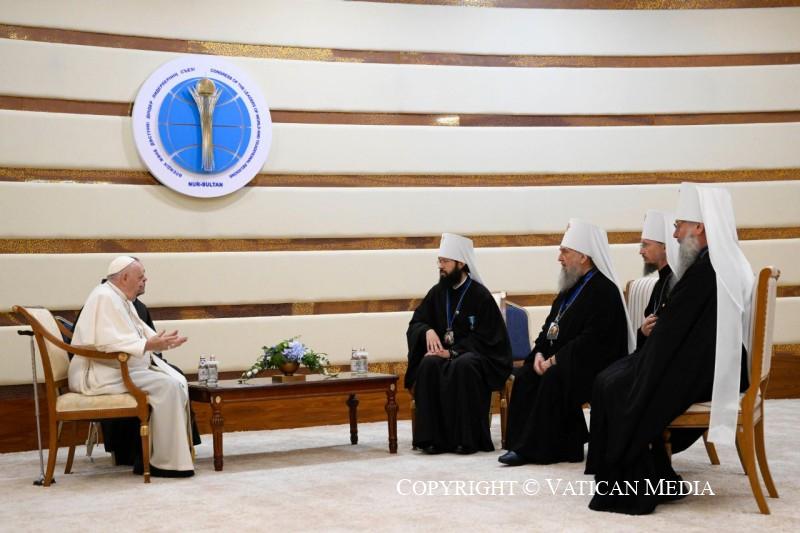Franciscus ontmoet een delegatie van het patriarchaat van Moskou © Vatican Media/Aigav