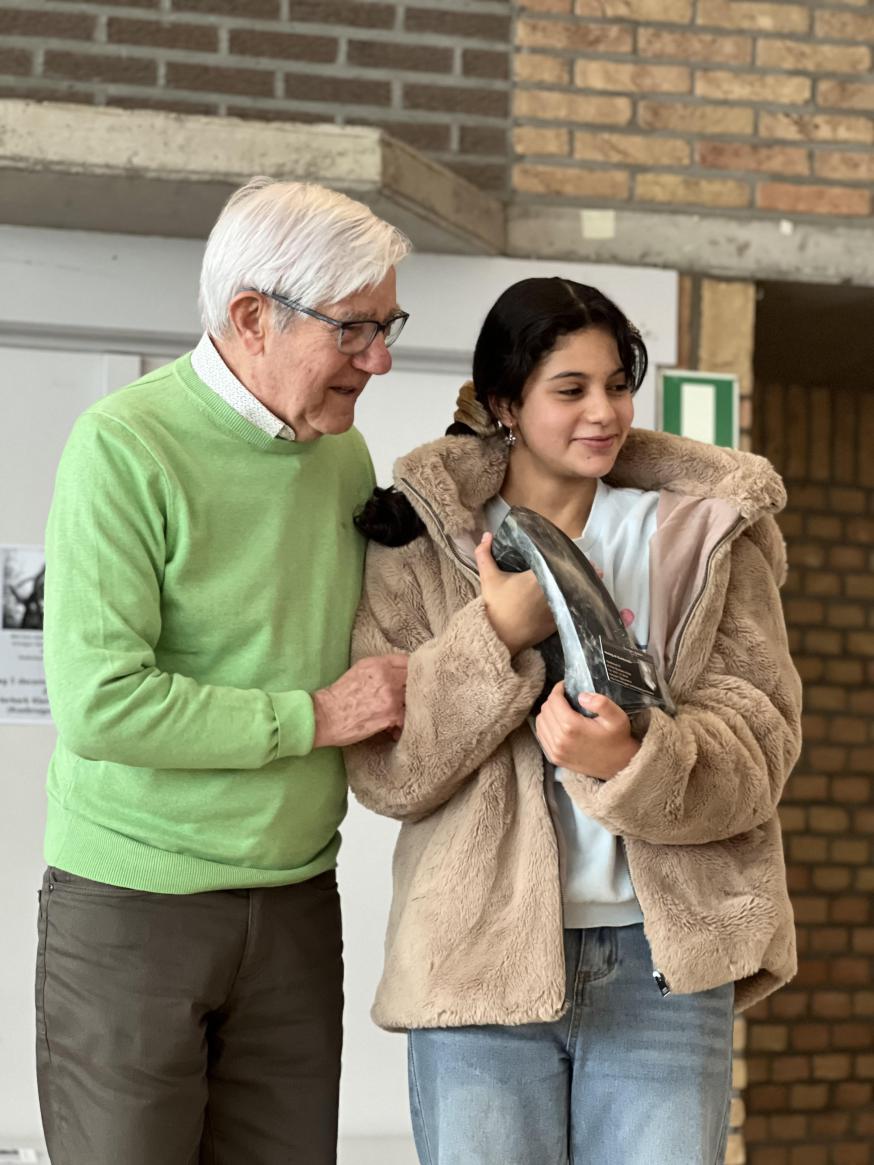 Roger Vervaet met algemene winnares Aïcha Ouchan met het zelfgeschreven gedicht “De ramp van mijn verjaardag” 