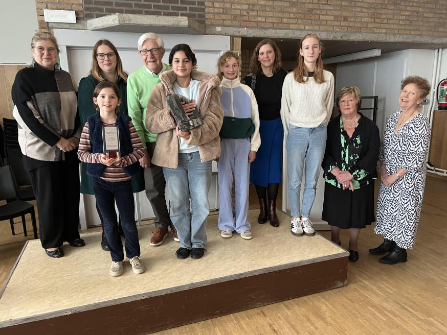 Winnaars van de 3 categorieën (Noémie Boodts, Aïcha Ouchan, Loren Van Buynder en Marlien Van Buynder) met de voltallige jury (Ann Gyselinck, Roger Vervaet, India De Roos, Bettina Fierens, Marleen De Plukker, Evelien Van Dooren) 