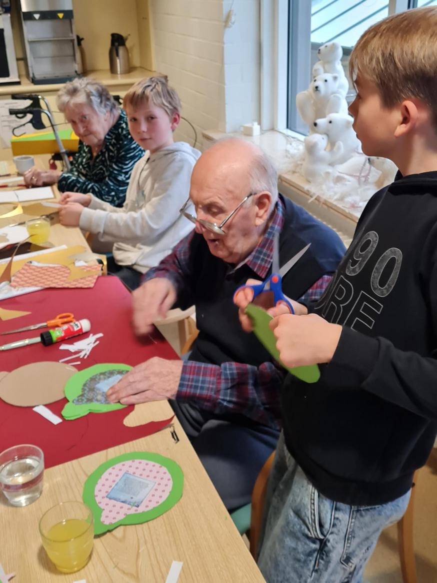 Anita en Frans knutselen samen met 2 kinderen uit De Klimop 