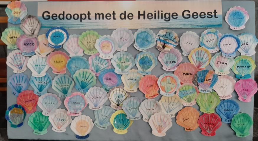 De vormelingen gaven kleur aan een doopschelp voor hun naamopgave. Dit jaar onder het thema “gedoopt met de heilige Geest”.-2 
