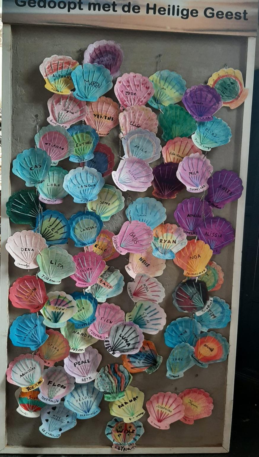 De vormelingen gaven kleur aan een doopschelp voor hun naamopgave. Dit jaar onder het thema “gedoopt met de heilige Geest”. 